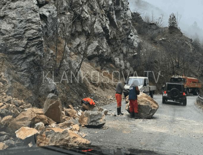 Rrëshqitje gurësh në Rugovë, punëtorët pa mjete për ta larguar gurin
