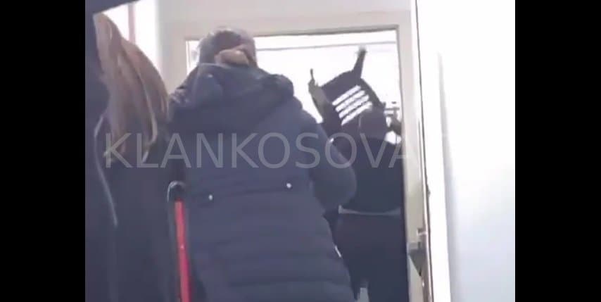 Sulmi me karrige ndaj infermieres dhe sigurimit, dalin pamjet e incidentit në spitalin e Mitrovicës (VIDEO)