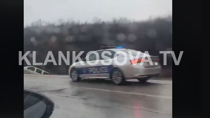 Aksident trafiku në rrugën Prishtinë-Pejë, policia në vendngjarje