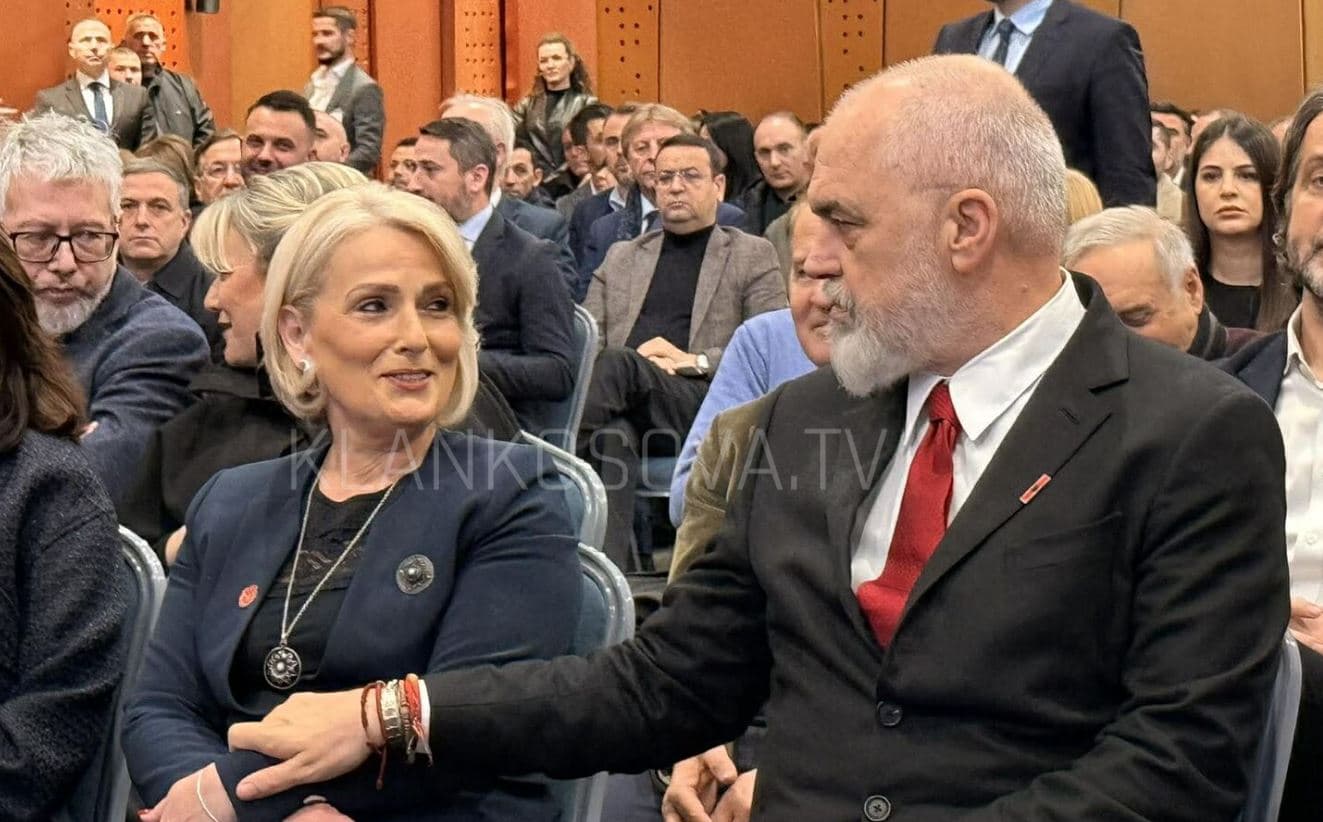 Momenti kur Rama kap për krahu gruan e ish-presidentit Thaçi (FOTO)