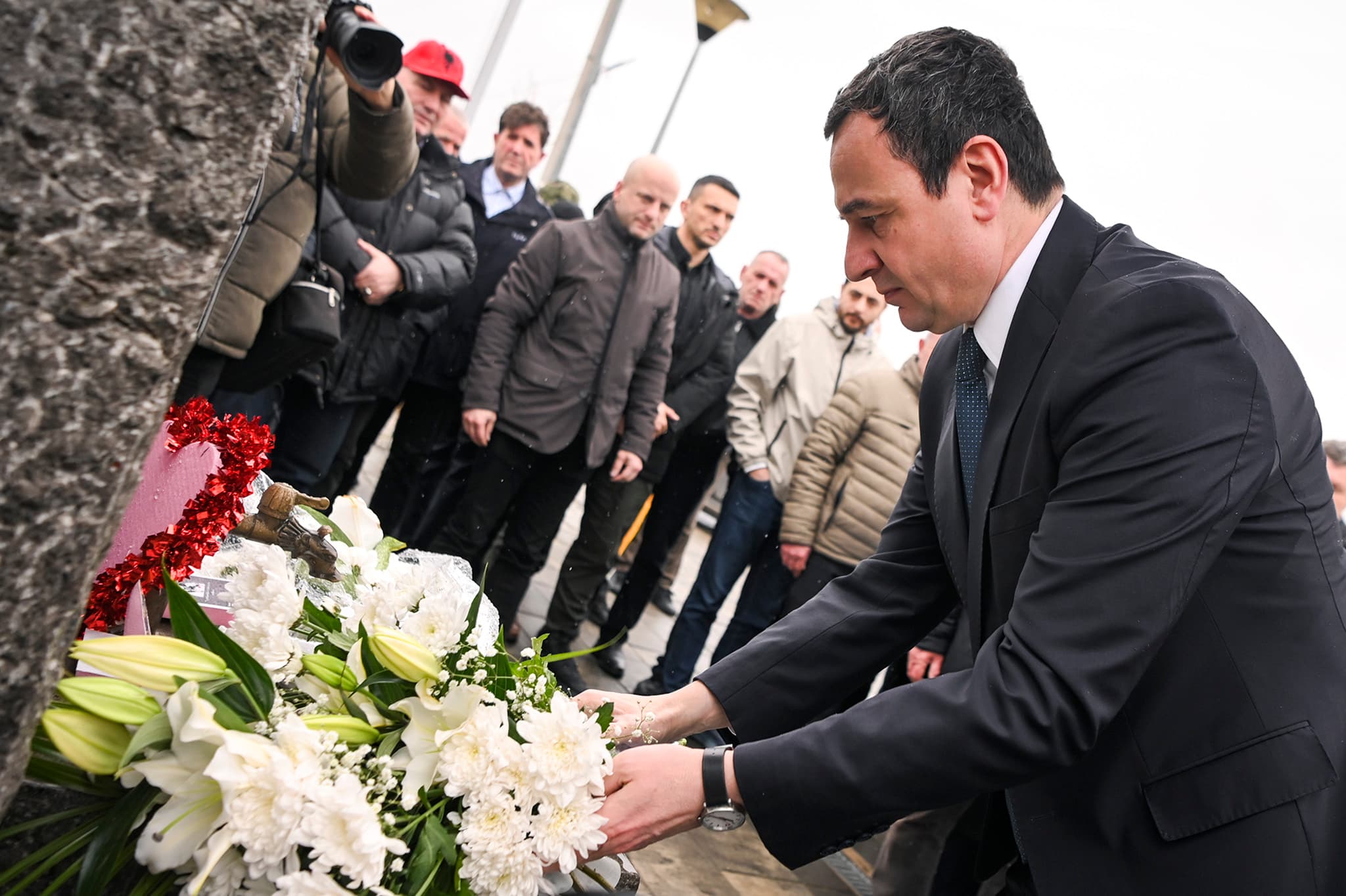 Kurti bën homazhe në 36-vjetorin e vrasjes së Elfete Humollit