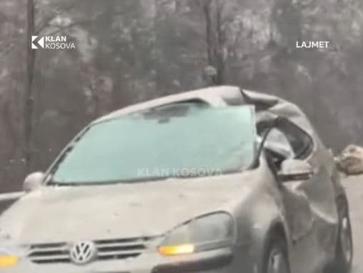 Prindërit me dy fëmijë të lënduar nga guri i madh që ra mbi veturë në Pejë-Kuqishtë