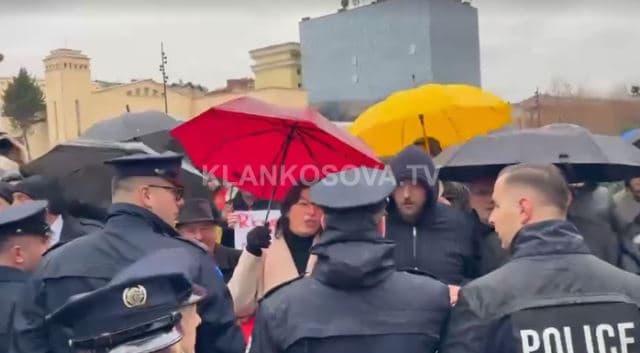 Protestuesit anti-shtrenjtim të rrymës mblidhen para Qeverisë, policia s’i lë t’i afrohen hyrjes