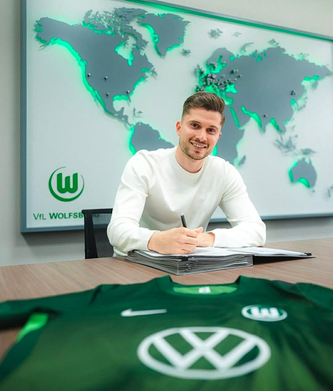Elvis Rexhbeçaj vazhdon kontratën, zyrtarisht rikthehet në Wolfsburg