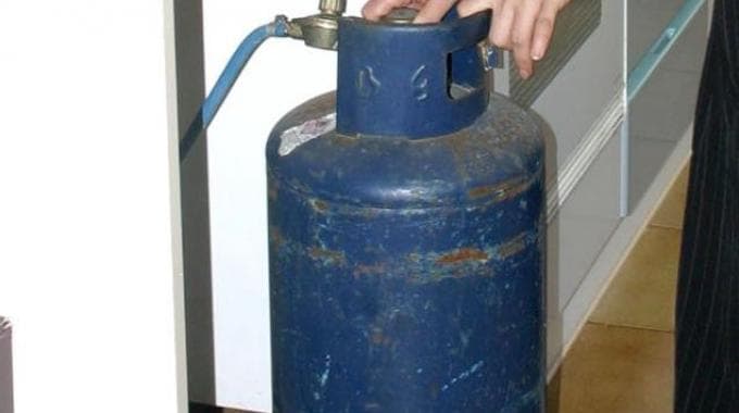 Lëndohet një i mitur nga shpërthimi i dy bombolave të gazit në Skenderaj