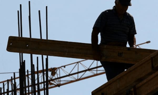 Dyshohet se një punëtor ka rënë nga një ndërtesë në Fushë-Kosovë