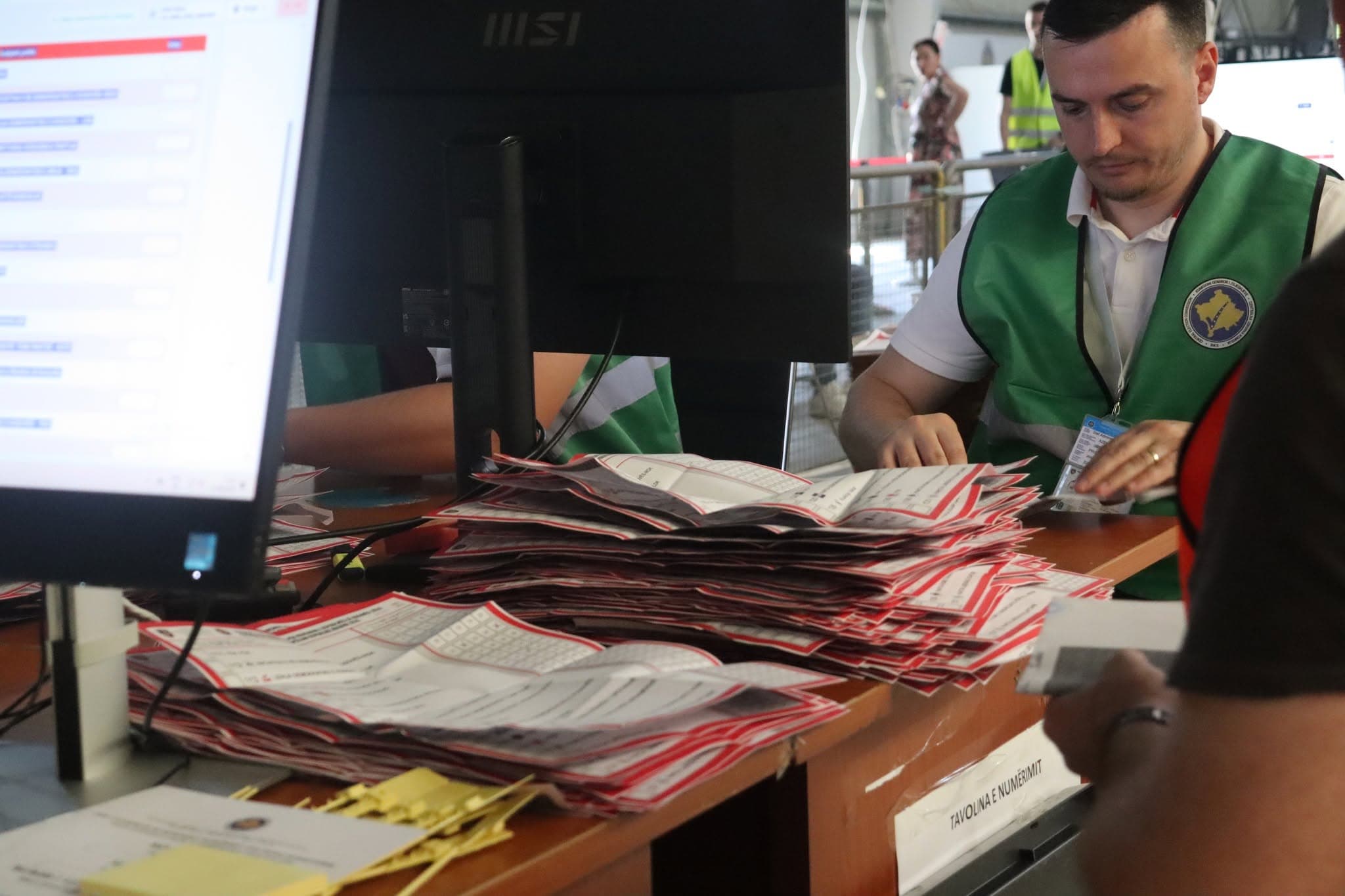 KQZ: Përmbyllet numërimi në të gjitha komunat, vazhdon numërimi i votave me postë