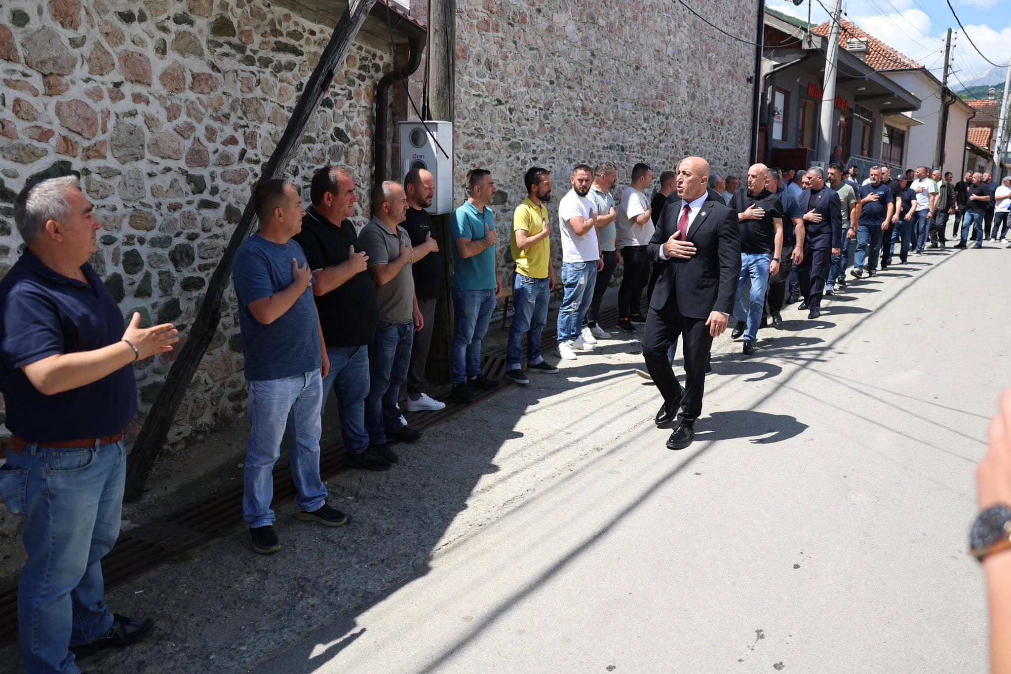 Haradinaj në Gjakovë dhe Junik, shpreh ngushëllime për familjet Salihu dhe Shehu