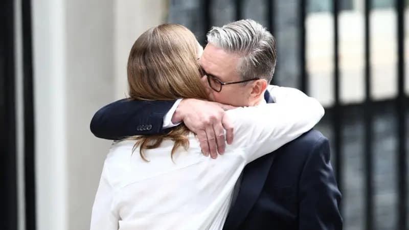 Starmer i emocionuar pas dorëheqjes, përqafon bashkëshorten