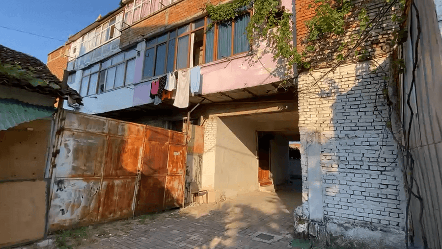 Pogradec: Dyshohet se u godit në kokë me shkop nga burri, e moshuara në gjendje të rëndë
