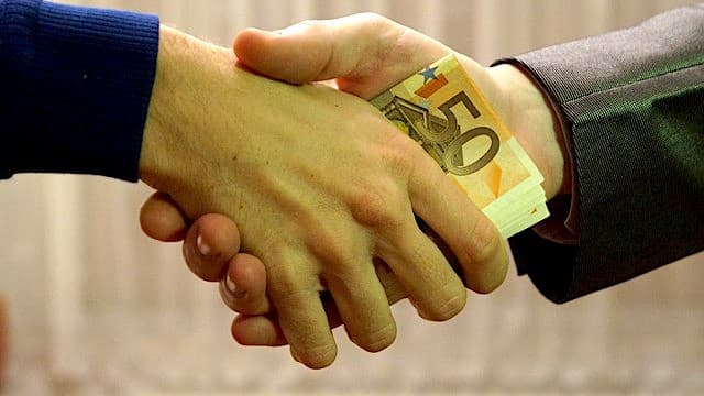 Morën nga 300 euro ryshfet, aktakuzë ndaj dy inspektorëve të ATK-së në Gjakovë