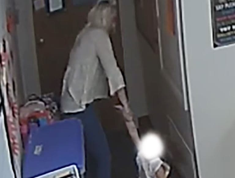 Skandal në një kopsht në Teksas: Mësuesja akuzohet për keqtrajtim të rëndë të një vogëlusheje
