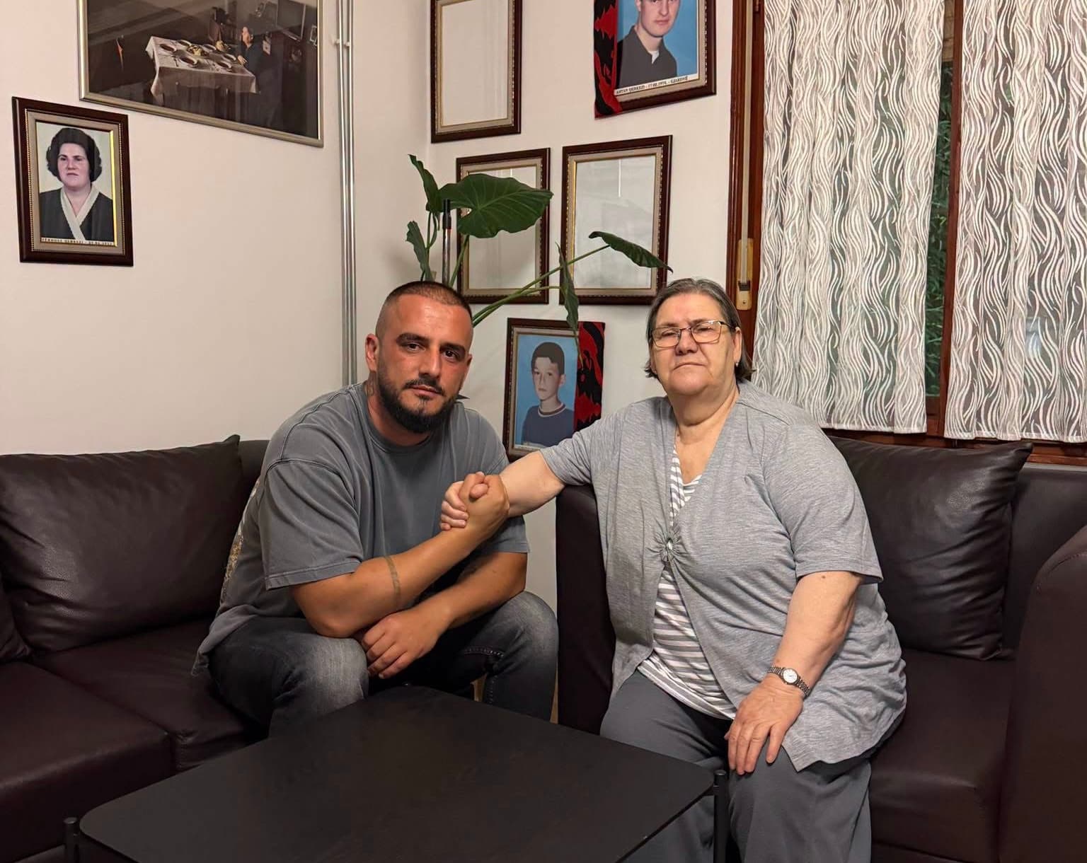 Gold Ag në "takim zemre" me Nënën Ferdonije