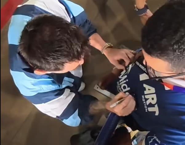 Messi nënshkruan fanellën me simbole të Kosovës (VIDEO)