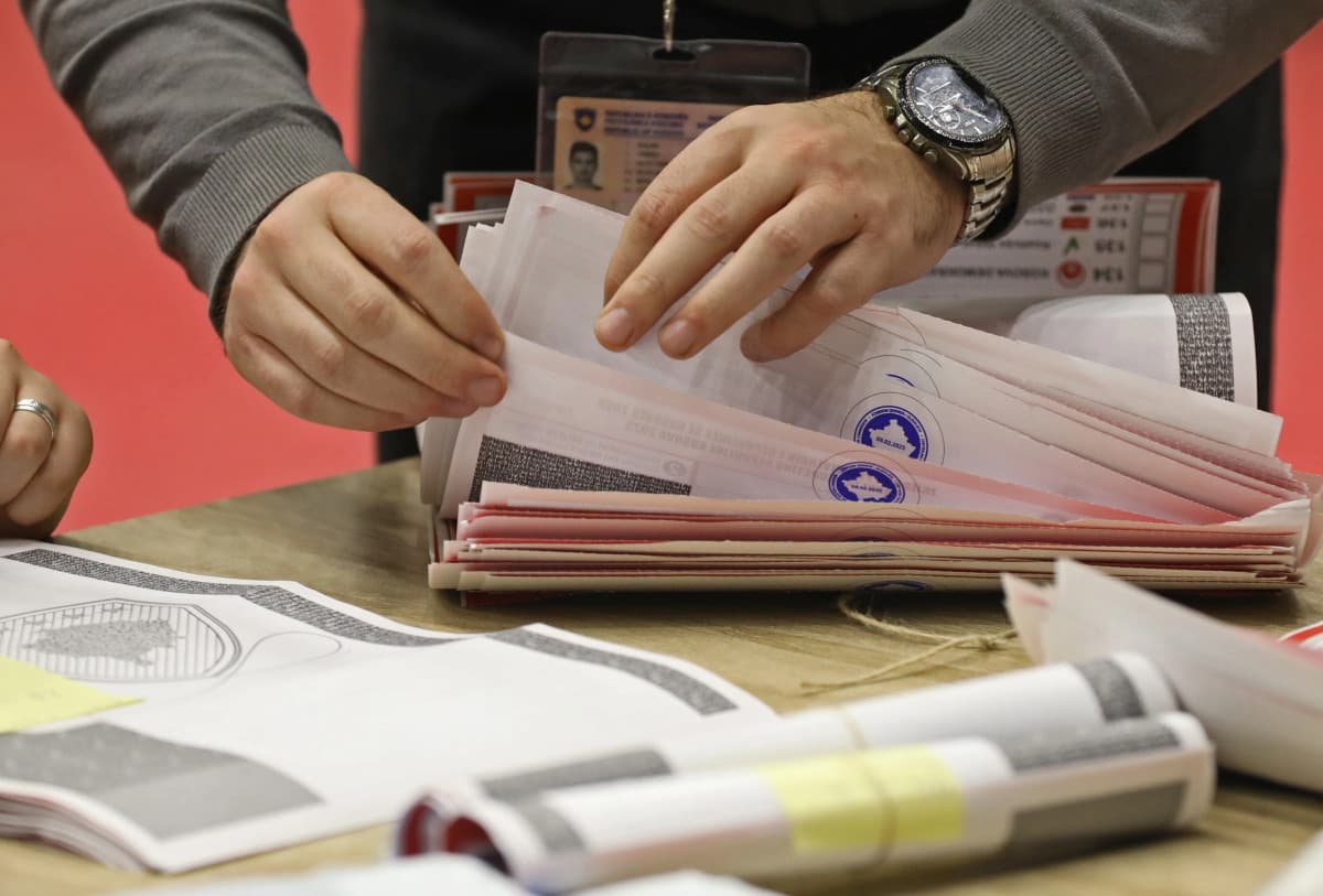 Elezi: Nesër përfundon numërimi i votave me postë, në mëngjes nis numërimi i votave me kusht