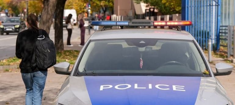 Avokati Kadolli flet pas shpërthimit në Prizren: Mjeti shpërthyes ra në pronën e fqinjit, m'u dogj vetura
