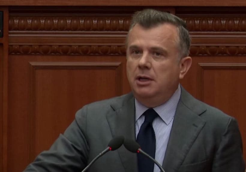 Taulant Balla 'çmonton inskenimin' e Sali Berishës: Tentove lojë politike me Heroin e Kombit, Tahir Sinani