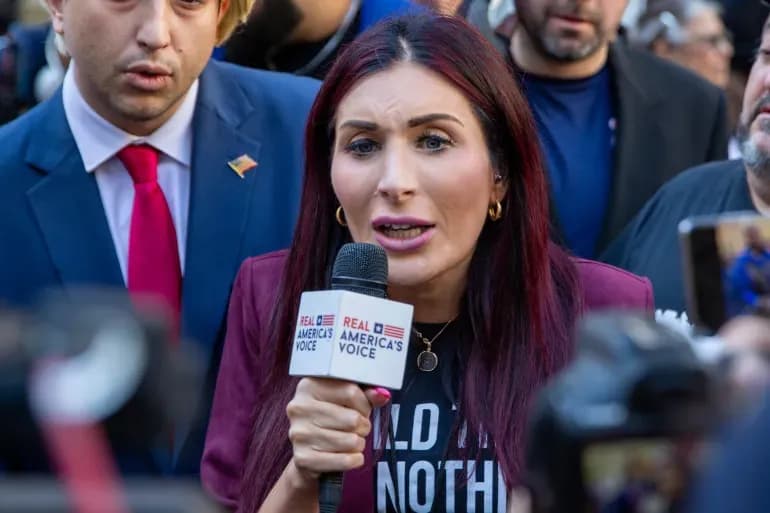 Zelensky takohet me aleaten e Trumpit, Laura Loomer