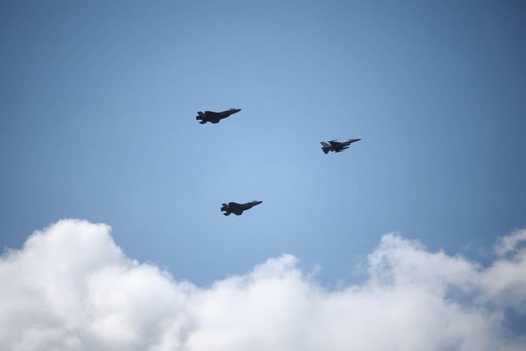 Polonia: Kemi ngritur avionë luftarakë, sulmi rus nuk kërcënoi hapësirën tonë ajrore
