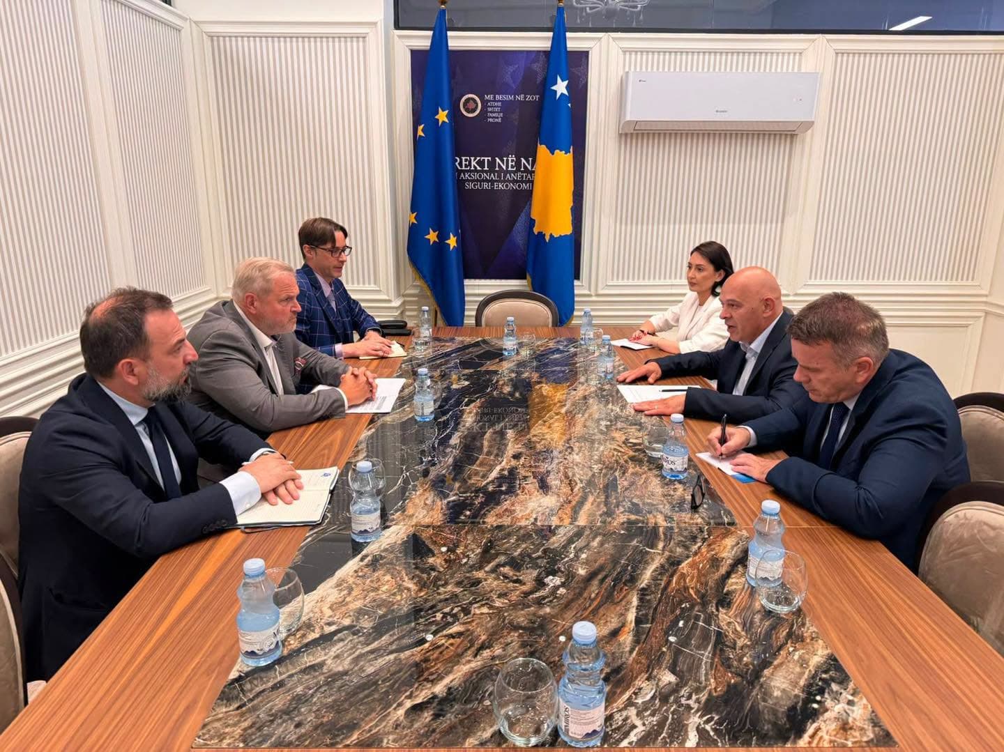 Gjini takon eurodeputetin Terras: Papërgjegjësia politike po e dëmton Kosovën