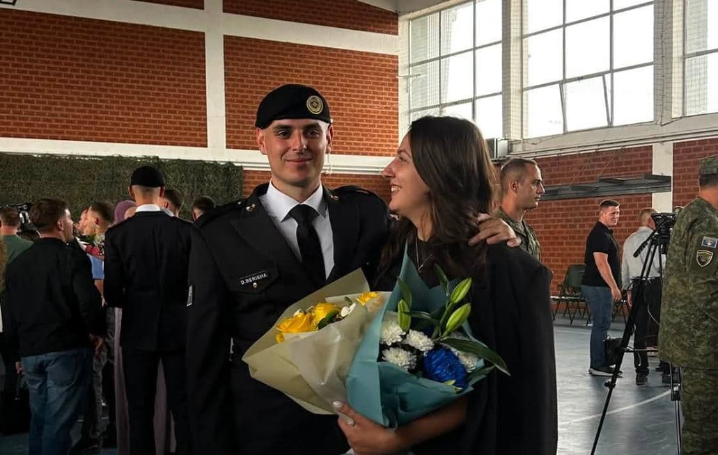 Pas humbjes së babait, vajza e ish-komandant Sahit Jasharit në gëzim: Burri i diplomohet si oficer i FSK-së