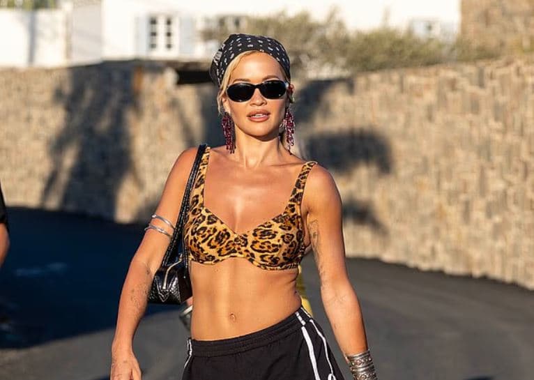 Rita Ora surprizon me kombinimin e pazakontë: Bikini dhe taka të larta
