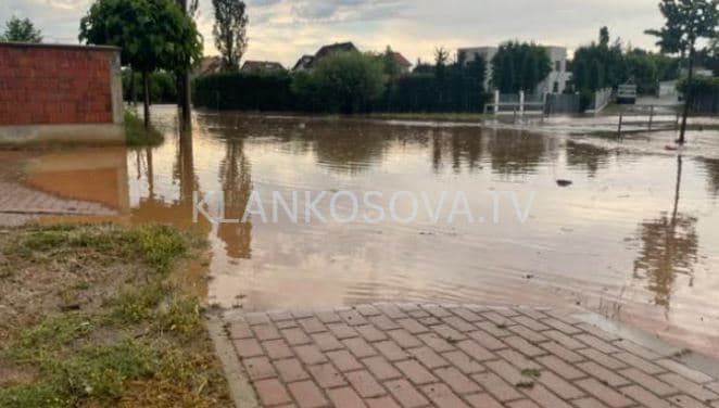 Rikthehet qarkullimi në rrugët që u vërshuan nga reshjet e dendura të shiut