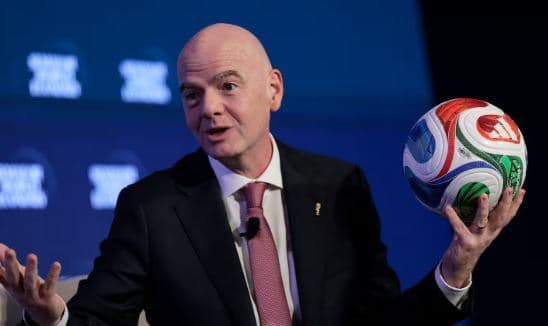 Presidenti i FIFA-s sqaron bisedën me Trumpin për kartonin e kuq të Balogun