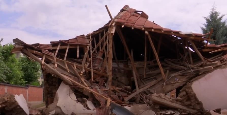 Moti i lig: Shiu përmbyti shtëpi në Sllatinë të Poshtme (VIDEO)