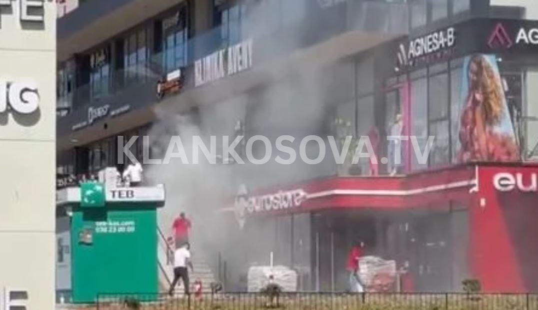 Zjarr në rrugën B, qytetarët tentojnë ta vënë nën kontroll (VIDEO)