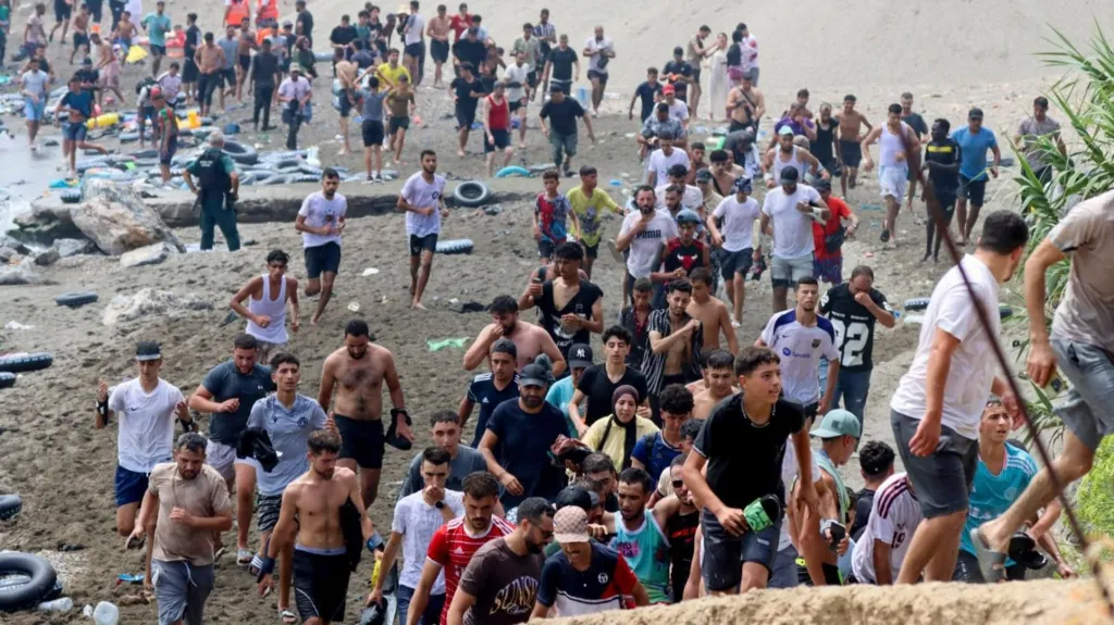 Duke notuar nga Maroku, rreth 60 mijë emigrantë hynë në Spanjë brenda 24 orësh