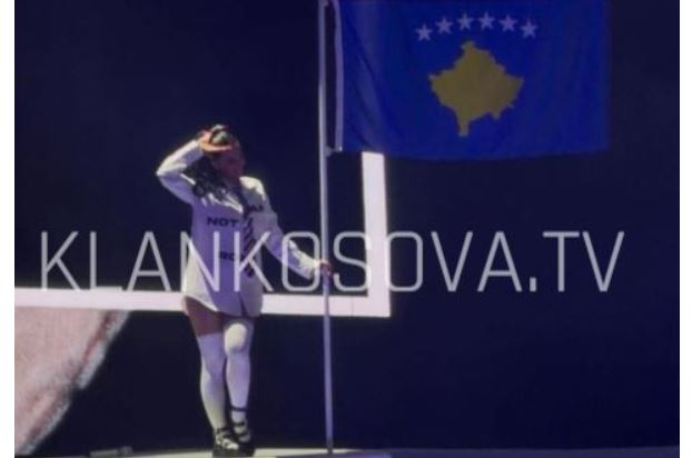 Katy Perry improvizon uljen në Hënë, ngre flamurin e Kosovës në skenën e “Sunny Hill”