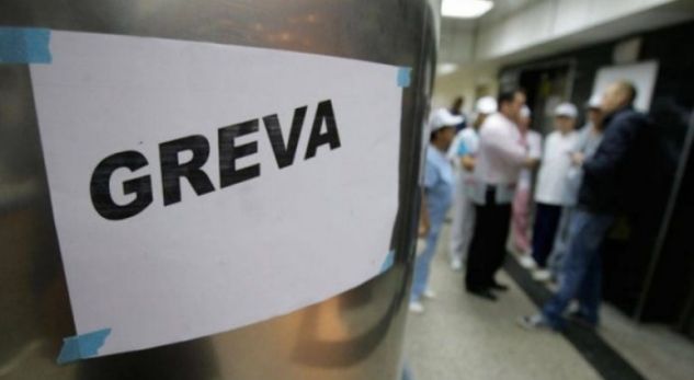 Punëtorët teknikë të shkollave në Prishtinë hyjnë në grevë, kërkojnë pagën e qershorit