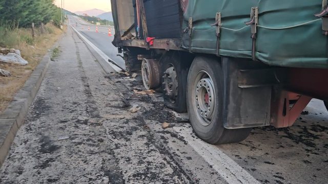 Digjet kamioni me targa të Kosovës në Rrugë të Kombit, mbetet në rrugë dhe pengon trafikun