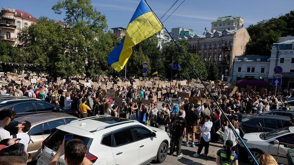 Zelensky shkarkon ministrin e Mbrojtjes, qytetarët protestojnë vendimin