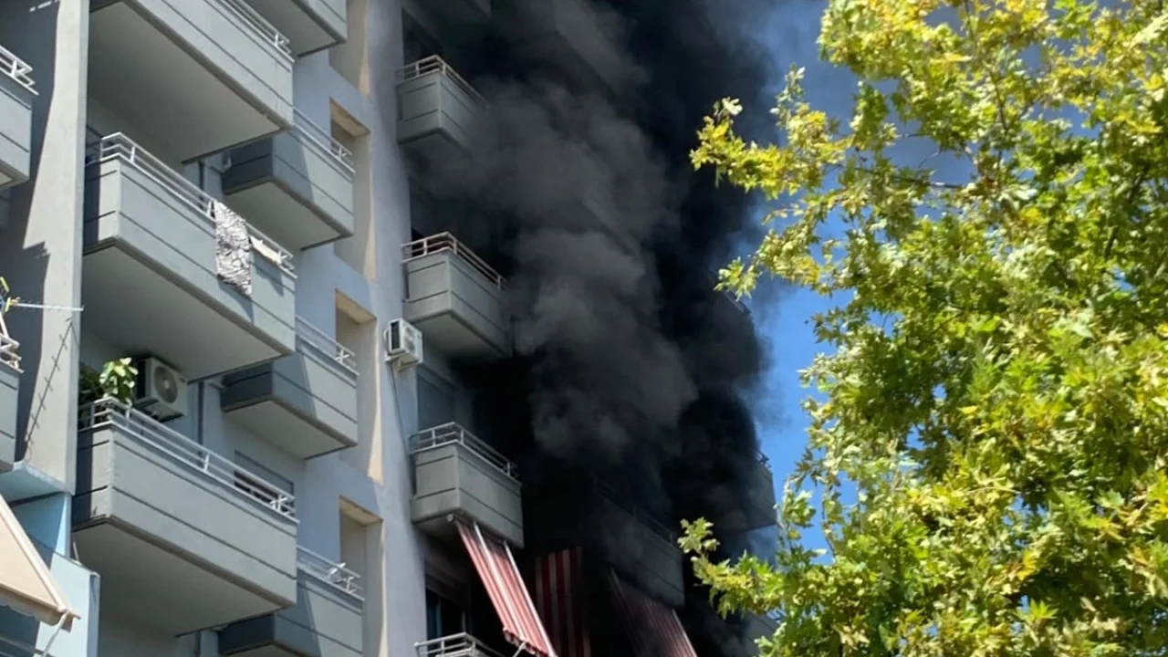 Përfshihet nga zjarri një banesë në Vlorë, banorët në panik