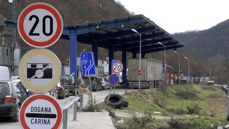 Kolona të gjata te Dheu i Bardhë, pritjet në hyrje deri në dy orë